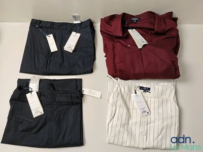 trois paires de chemises et de pantalons de ville pour homme posées sur une table