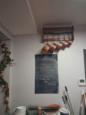 un tableau noir accroché au mur au-dessus d'une table de cuisine