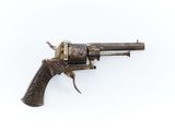 gros plan d'un revolver sur fond blanc