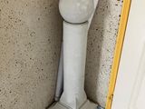 des toilettes blanches situées dans un coin d'une pièce, à côté d'une porte