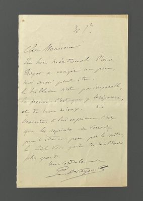 un gros plan d'un morceau de papier sur lequel on a écrit