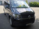 une camionnette noire garée dans un parking