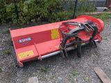 une machine rouge posée sur le sol
