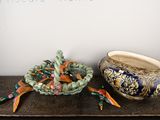 deux vases posés sur une table l'un à côté de l'autre