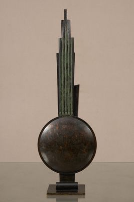 un vase contenant une plante, posé sur une table