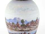 un vase sur lequel est représentée une ville