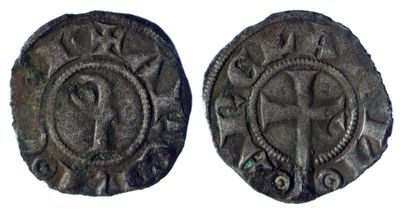 deux pièces d'argent ornées d'une croix au recto et d'une croix au verso