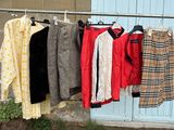 des vêtements suspendus à une corde à linge devant une porte bleue