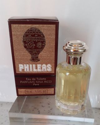l'image d'un flacon de parfum posé sur une table