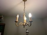 un lustre suspendu au plafond d'une pièce