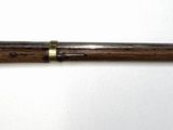 un très vieux fusil accroché au mur
