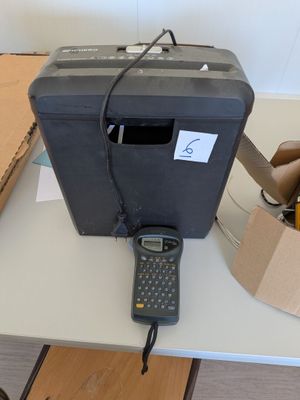 une image représentant une boîte à laquelle est fixé un téléphone portable