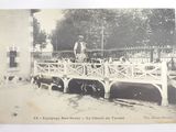 une photo en noir et blanc d'un homme debout sur un pont