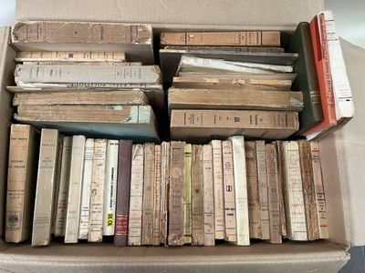 une boîte pleine de livres posée sur une table