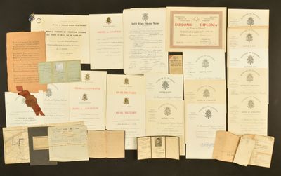 une image représentant une pile de papiers posés sur une table