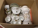 une boîte en carton remplie de nombreux types de plats et de tasses