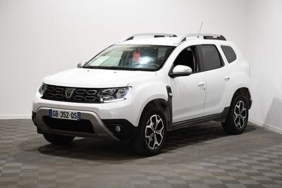 une photo d'une dacia blanche garée dans une pièce