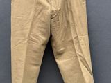 une photo d'un pantalon suspendu à une corde à linge