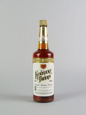 une vieille bouteille de bourbon « Kentucky Tavern » posée sur une table