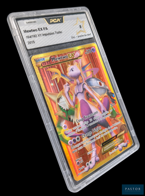 gros plan d'une carte pokemon dans un étui en plastique