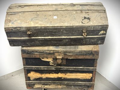 a stack of old suitcases stacked on top of each other