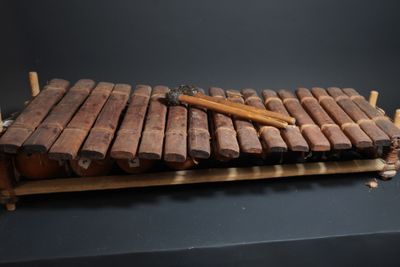une image représentant un instrument de musique fabriqué à partir de bâtonnets en bois