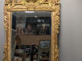 un miroir accroché au mur, dans un coin de la pièce