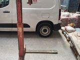 une camionnette blanche garée dans un entrepôt