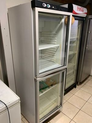 deux réfrigérateurs installés dans une cuisine