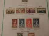 une photo représentant une feuille de timbres posée sur une table