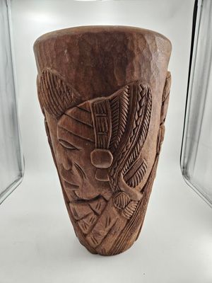 Une coupe sur pied à décor de visages de personnages, un mor… - Photo 1