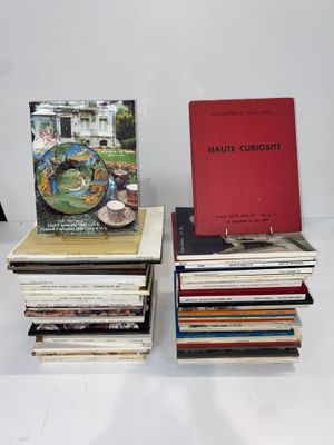 plusieurs livres sont empilés sur une table