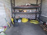 un garage rempli d'outils et de matériel