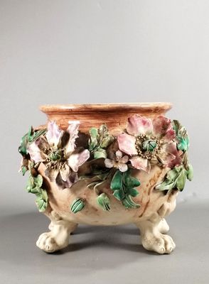 un petit vase orné de fleurs, posé sur une table