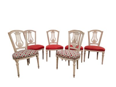 lot de quatre chaises de salle à manger de style français avec coussins rembourrés rouges