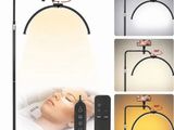 un gros plan d'une lampe posée sur une table