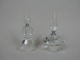 deux bougeoirs en cristal posés sur une table blanche