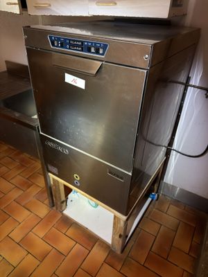 une photo d'un lave-vaisselle professionnel dans une cuisine