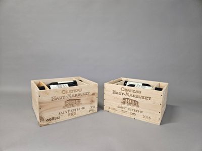 deux caisses en bois contenant des bouteilles de vin, sur un fond gris
