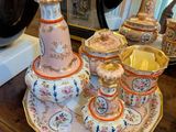 une table sur laquelle se trouvent un plateau et un vase