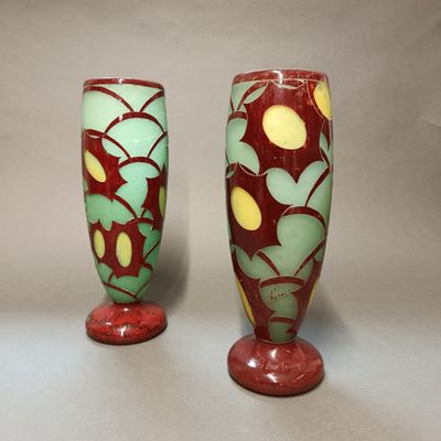 une paire de vases rouges et verts posés sur une table
