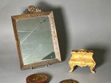 un petit miroir et un autre petit miroir posé sur une table