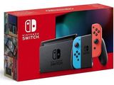 deux manettes Nintendo Switch dans une boîte rouge et une boîte bleue, placées l'une à côté de l'autre