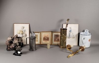 un grand nombre d'objets posés sur une table