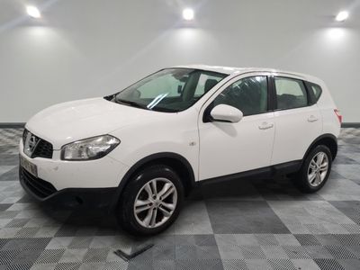 une photo d'un SUV blanc garé sur un sol à damier