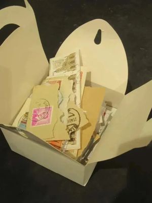 une boîte blanche contenant un tas de courrier