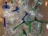 une boîte contenant des bouteilles d'eau en plastique vides
