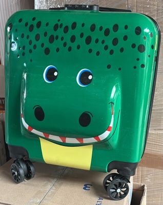 une valise verte ornée d'un alligator de bande dessinée