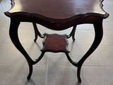 une petite table avec un plateau en bois au milieu d'un salon