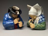 deux figurines représentant deux personnes portant chacune un chapeau